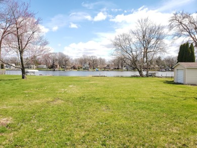Chain O Lakes - Fox River Home Sale Pending in Mchenry Illinois