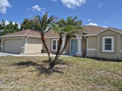 STOP THIS IS THE ONE! THIS HOME OFFERS SOARING VAULTED CEILINGS - photo 1