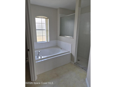 STOP THIS IS THE ONE! THIS HOME OFFERS SOARING VAULTED CEILINGS - photo 5
