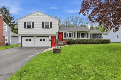 Welcome to effortless living in East Irondequoit, just moments - photo 1