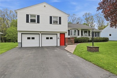 Welcome to effortless living in East Irondequoit, just moments - photo 2