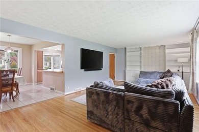 Welcome to effortless living in East Irondequoit, just moments - photo 7