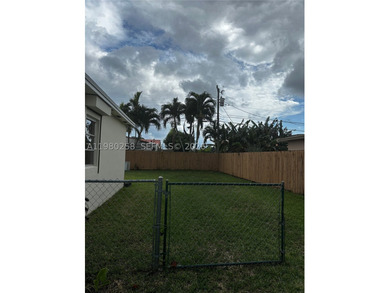 Single family 3 bedroom, single-family home sits on an expansive - photo 3