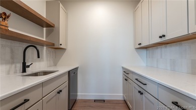 Luxury lakefront living w/ high-end finishes, exceptional - photo 18