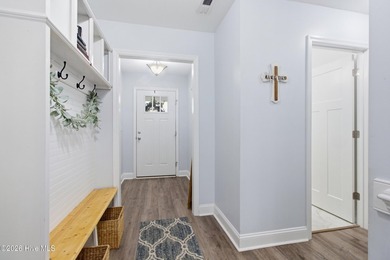This craftsman style charmer definitely will grab your - photo 9