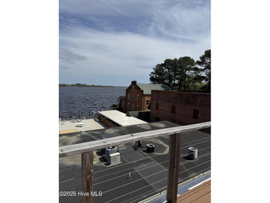 Impeccably maintained 3BR/2BA third-floor waterfront condo in - photo 33