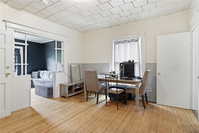 Spacious up-and-down two-family property in a highly accessible - photo 6