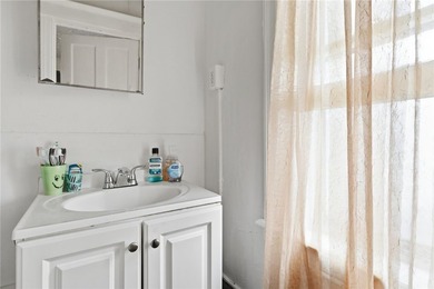 Spacious up-and-down two-family property in a highly accessible - photo 9