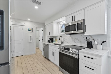 Welcome to *Pineapple Paradise* this luxury duplex is recently - photo 20