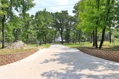 Enjoy quiet country living in this unique barndominium style - photo 2