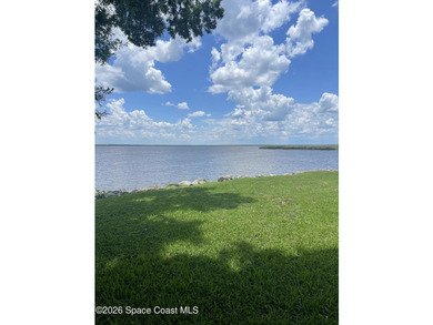 Very unique home with waterfront on 3 sides. Price reduced 400k - photo 2