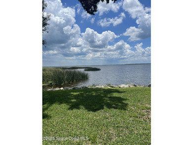 Very unique home with waterfront on 3 sides. Price reduced 400k - photo 3