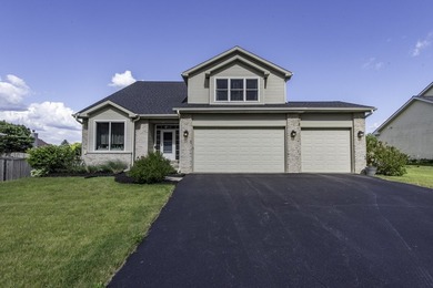 (private lake, pond, creek) Home For Sale in Winthrop Harbor Illinois