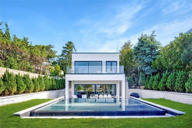 Breathtaking Waterfront Estate with Panoramic Bay Views. Located - photo 1