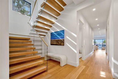 Breathtaking Waterfront Estate with Panoramic Bay Views. Located - photo 3