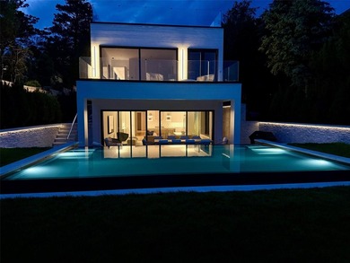 Breathtaking Waterfront Estate with Panoramic Bay Views. Located - photo 4