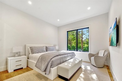 Breathtaking Waterfront Estate with Panoramic Bay Views. Located - photo 8
