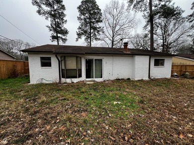 Charming 3BR/2B home with an open concept living area, cozy - photo 19