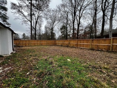 Charming 3BR/2B home with an open concept living area, cozy - photo 20