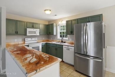 Welcome to 115 Daphne Dr in Hubert! Step inside and immediately - photo 12