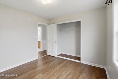 Welcome to 115 Daphne Dr in Hubert! Step inside and immediately - photo 22