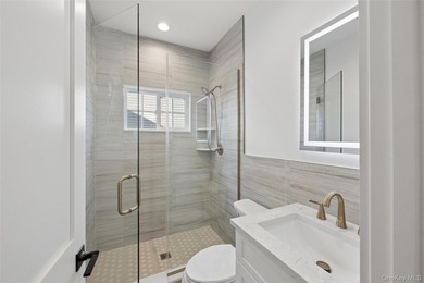 Brand-New Custom Colonial in the Heart of Merrick - Move-In - photo 25
