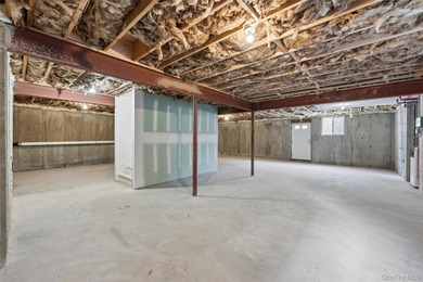 Brand-New Custom Colonial in the Heart of Merrick - Move-In - photo 45