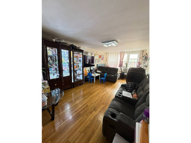 Large ~1200SF bright and airy top floor coop apartment in heart - photo 2
