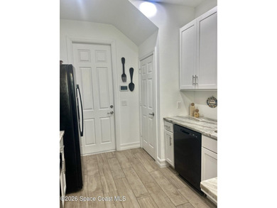 Shows like NEW very desirable 3 bedroom 2.5 bathroom spacious - photo 5