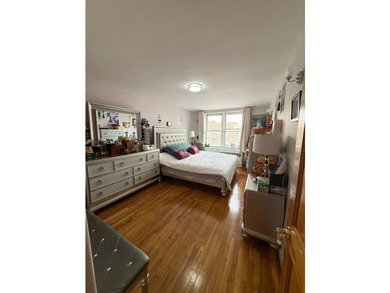 Large ~1200SF bright and airy top floor coop apartment in heart - photo 7