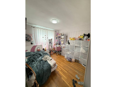 Large ~1200SF bright and airy top floor coop apartment in heart - photo 8