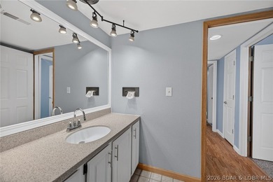 Here's your chance to own this freshly painted and cleaned 2nd - photo 18