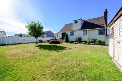 Classic Cape Cod charm meets exceptional versatility in this - photo 23