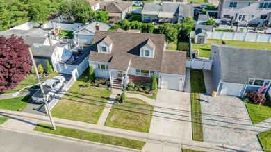 Classic Cape Cod charm meets exceptional versatility in this - photo 26