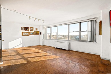 Welcome to this alcove studio, the south exposure ensures plenty - photo 2