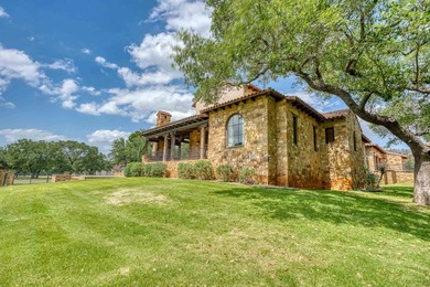 Tuscan home on 2 lots, 3 new a/c's, new roof 2021, new wood - photo 40
