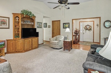 Easy Living in this 3 bedroom 2 bath home. Laminate flooring - photo 11