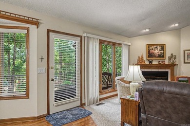 Easy Living in this 3 bedroom 2 bath home. Laminate flooring - photo 12