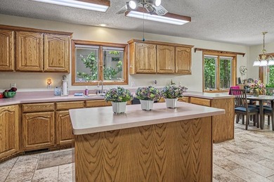 Easy Living in this 3 bedroom 2 bath home. Laminate flooring - photo 15