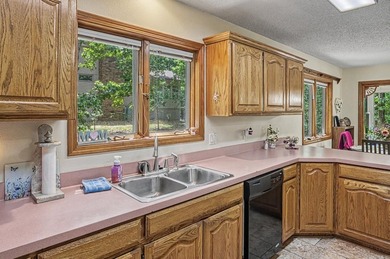 Easy Living in this 3 bedroom 2 bath home. Laminate flooring - photo 16