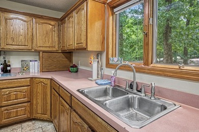 Easy Living in this 3 bedroom 2 bath home. Laminate flooring - photo 17
