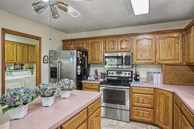 Easy Living in this 3 bedroom 2 bath home. Laminate flooring - photo 18