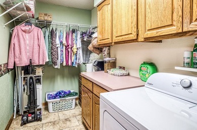 Easy Living in this 3 bedroom 2 bath home. Laminate flooring - photo 21