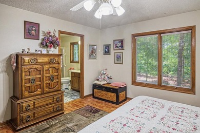Easy Living in this 3 bedroom 2 bath home. Laminate flooring - photo 23