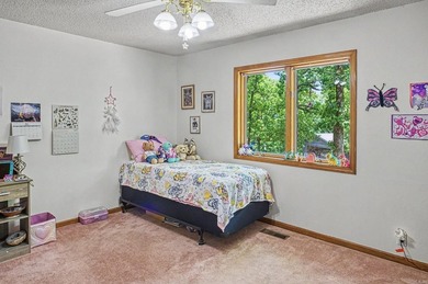 Easy Living in this 3 bedroom 2 bath home. Laminate flooring - photo 26