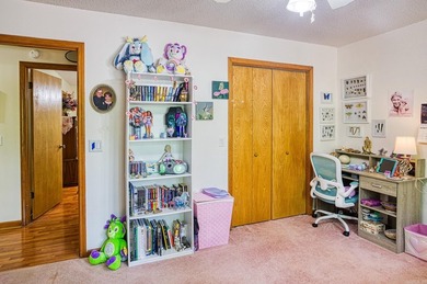 Easy Living in this 3 bedroom 2 bath home. Laminate flooring - photo 27