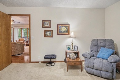 Easy Living in this 3 bedroom 2 bath home. Laminate flooring - photo 29