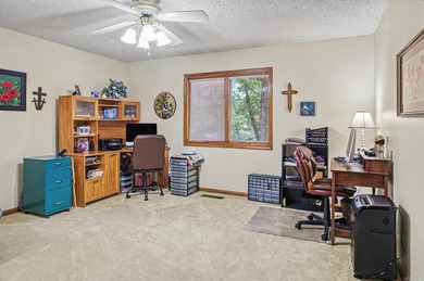 Easy Living in this 3 bedroom 2 bath home. Laminate flooring - photo 30
