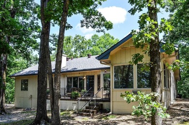Easy Living in this 3 bedroom 2 bath home. Laminate flooring - photo 31