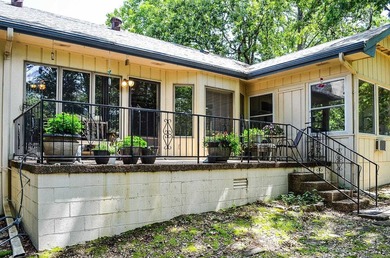 Easy Living in this 3 bedroom 2 bath home. Laminate flooring - photo 32